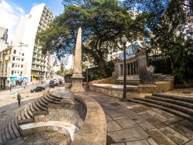 Sao Paulo, Brezilya, 22 Şubat 2018. Ladeira ve Largo da Memoria 'daki Piques Piramidi Obelisk, 1814 yılında Sao Paulo şehir merkezinde inşa edilen en eski anıttır.