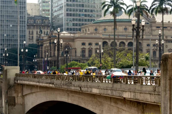 Sao Paulo Brazílie Července2018 Lidé Cha Viaduktu Městským Divadlem Pozadí — Stock fotografie