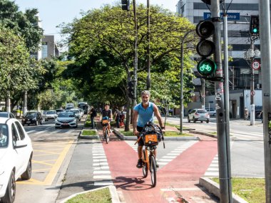 Sao Paulo, Brezilya, 30 Kasım 2018. Brezilya 'nın Sao Paulo şehrinde Faria Lima Bulvarı' nda bisiklet ve araç trafiği