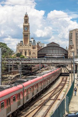 Sao Paulo, Brezilya, 14 Ocak 2018. Sao Paulo 'daki Luz tren istasyonunun yanındaki raylar. Luz tren istasyonu, 19. yüzyılın sonlarında inşa edilmiş bir tren istasyonu.