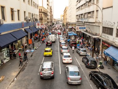 Sao Paulo, Brezilya, 11 Aralık 2018. Sao Paulo 'nun orta bölgesindeki Rua 25 de Marco bölgesinde bir alışveriş caddesinde araç ve yaya trafiği