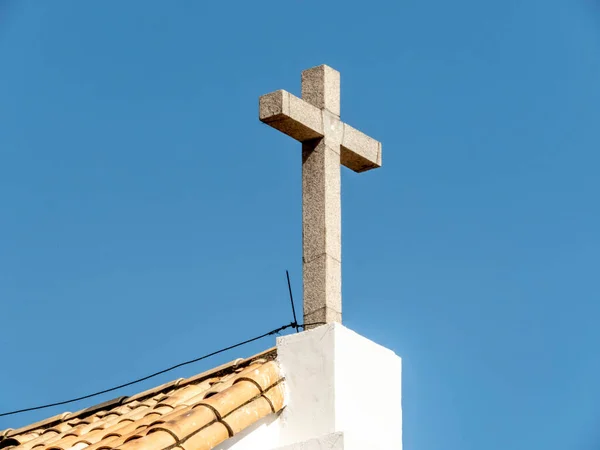 Brezilya Daki Katolik Kilisesinin Çatısında Çapraz — Stok fotoğraf