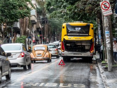 Sao Paulo, Brezilya, 14 Aralık 2018. Sao Paulo 'nun orta bölgesindeki Augusta caddesinde mekanik arızalı otobüs durdu.
