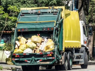 Sao Paulo, Brezilya, 20 Aralık 2018. Brezilya 'nın Sao Paulo şehrinde çöp kamyonu