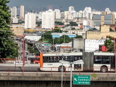 Sao Paulo, Brezilya, 15 Ocak 2019. Otobüs, Sao Paulo şehrinin ufuk çizgisi olan Radial Leste Bulvarı 'nda durdu.