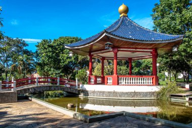 Pompeia, Sao Paulo, Brezilya, 19 Mart 2019. Japon tapınaklarından esinlenilmiş Amizade Meydanı, Brezilya ve Japonya arasındaki dostluğun yüzüncü yıldönümü anısına, Pompeia 'nın merkezinde, Sao Paulo Eyaleti' nin batısında,