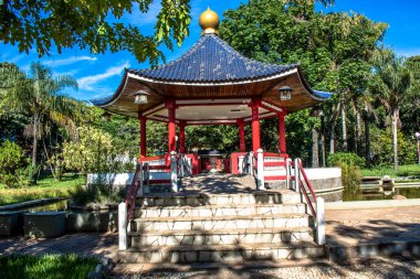Pompeia, Sao Paulo, Brezilya, 19 Mart 2019. Japon tapınaklarından esinlenilmiş Amizade Meydanı, Brezilya ve Japonya arasındaki dostluğun yüzüncü yıldönümü anısına, Pompeia 'nın merkezinde, Sao Paulo Eyaleti' nin batısında,