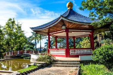 Pompeia, Sao Paulo, Brezilya, 19 Mart 2019. Japon tapınaklarından esinlenilmiş Amizade Meydanı, Brezilya ve Japonya arasındaki dostluğun yüzüncü yıldönümü anısına, Pompeia 'nın merkezinde, Sao Paulo Eyaleti' nin batısında,