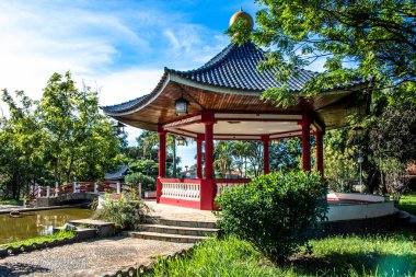Pompeia, Sao Paulo, Brezilya, 19 Mart 2019. Japon tapınaklarından esinlenilmiş Amizade Meydanı, Brezilya ve Japonya arasındaki dostluğun yüzüncü yıldönümü anısına, Pompeia 'nın merkezinde, Sao Paulo Eyaleti' nin batısında,