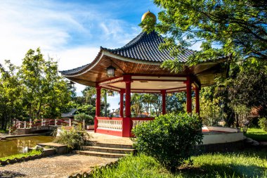 Pompeia, Sao Paulo, Brezilya, 19 Mart 2019. Japon tapınaklarından esinlenilmiş Amizade Meydanı, Brezilya ve Japonya arasındaki dostluğun yüzüncü yıldönümü anısına, Pompeia 'nın merkezinde, Sao Paulo Eyaleti' nin batısında,