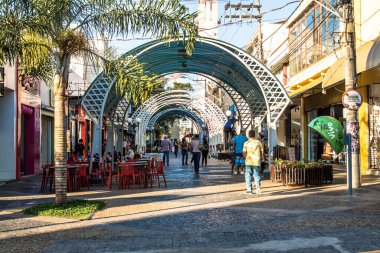 Bauru, Sao Paulo, Brezilya, Haziran 05, 2019. Bauru şehir merkezindeki ana alışveriş caddesi Rua Batista de Carvalho 'da yayalar ve tüketiciler yürüyüş yapıyor..
