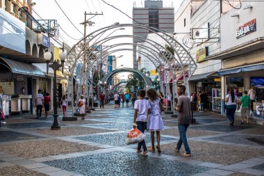 Bauru, Sao Paulo, Brezilya, Haziran 05, 2019. Bauru şehir merkezindeki ana alışveriş caddesi Rua Batista de Carvalho 'da yayalar ve tüketiciler yürüyüş yapıyor..