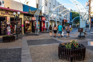 Bauru, Sao Paulo, Brezilya, Haziran 05, 2019. Bauru şehir merkezindeki ana alışveriş caddesi Rua Batista de Carvalho 'da yayalar ve tüketiciler yürüyüş yapıyor..