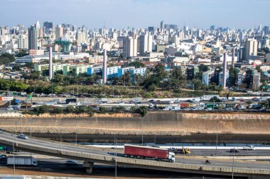 Sao Paulo, Brezilya, 29 Ağustos 2019. Sao Paulo şehrinin kuzeyinde Marjinal Tiete Nehri Bulvarı 'nda araç trafiği.