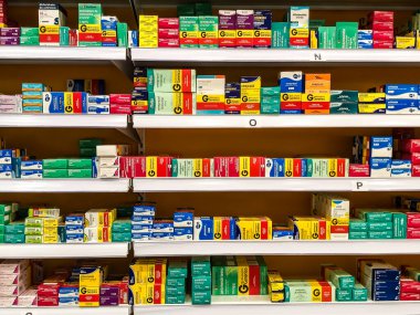 Sao Paulo, Brezilya, Eylül 2019. Brezilya 'da bir eczanede farklı ilaç türleriyle dolu raflar.