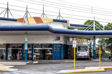 Pompeia, Sao Paulo, Brezilya, 26 Eylül 2019. Pompeia, Sao Paulo Eyaleti Otobüs Terminali 'nde otobüs ve yolcuların hareketi