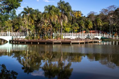 Aguas de Santa Barbara, Sao Paulo, Brezilya, 27 Eylül 2019. Brezilya 'nın Sao Paulo eyaletinin Aguas de Santa Barbara kentindeki belediye sağlık merkezi içindeki bahçeler, köprüler ve rıhtımlar.