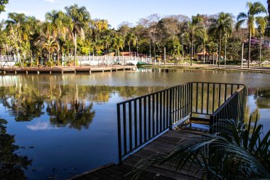 Aguas de Santa Barbara, Sao Paulo, Brezilya, 27 Eylül 2019. Brezilya 'nın Sao Paulo eyaletinin Aguas de Santa Barbara kentindeki belediye sağlık merkezi içindeki bahçeler, köprüler ve rıhtımlar.