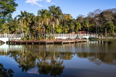 Aguas de Santa Barbara, Sao Paulo, Brezilya, 27 Eylül 2019. Brezilya 'nın Sao Paulo eyaletinin Aguas de Santa Barbara kentindeki belediye sağlık merkezi içindeki bahçeler, köprüler ve rıhtımlar.