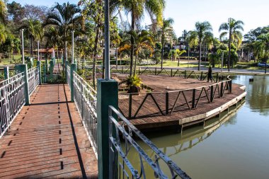 Aguas de Santa Barbara, Sao Paulo, Brezilya, 27 Eylül 2019. Brezilya 'nın Sao Paulo eyaletinin Aguas de Santa Barbara kentindeki belediye sağlık merkezi içindeki bahçeler, köprüler ve rıhtımlar.