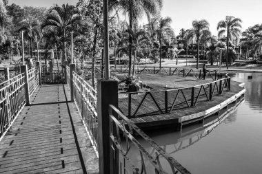Aguas de Santa Barbara, Sao Paulo, Brezilya, 27 Eylül 2019. Brezilya 'nın Sao Paulo eyaletinin Aguas de Santa Barbara kentindeki belediye sağlık merkezi içindeki bahçeler, köprüler ve rıhtımlar.