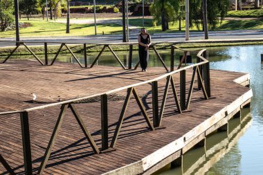 Aguas de Santa Barbara, Sao Paulo, Brezilya, 27 Eylül 2019. Brezilya 'nın Sao Paulo eyaletinin Aguas de Santa Barbara kentindeki belediye sağlık merkezi içindeki bahçeler, köprüler ve rıhtımlar.