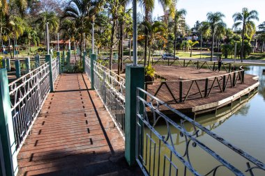 Aguas de Santa Barbara, Sao Paulo, Brezilya, 27 Eylül 2019. Brezilya 'nın Sao Paulo eyaletinin Aguas de Santa Barbara kentindeki belediye sağlık merkezi içindeki bahçeler, köprüler ve rıhtımlar.