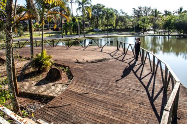 Aguas de Santa Barbara, Sao Paulo, Brezilya, 27 Eylül 2019. Brezilya 'nın Sao Paulo eyaletinin Aguas de Santa Barbara kentindeki belediye sağlık merkezi içindeki bahçeler, köprüler ve rıhtımlar.