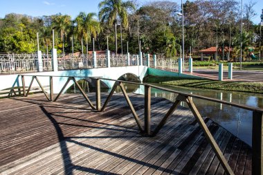 Aguas de Santa Barbara, Sao Paulo, Brezilya, 27 Eylül 2019. Brezilya 'nın Sao Paulo eyaletinin Aguas de Santa Barbara kentindeki belediye sağlık merkezi içindeki bahçeler, köprüler ve rıhtımlar.