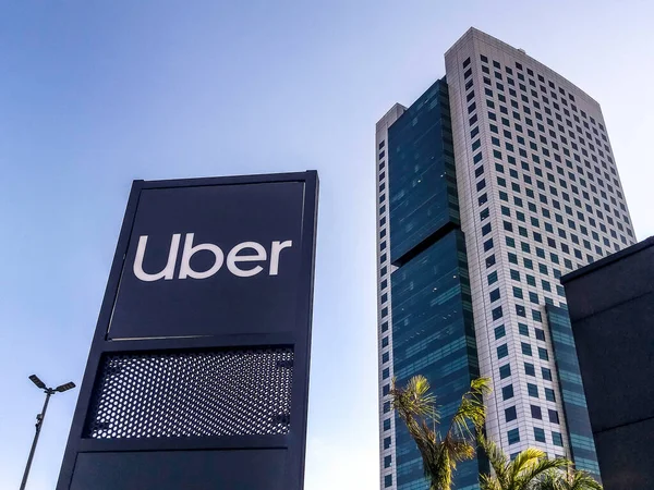 Sao Paulo, Brezilya, 23 Ağustos 2019. Sao Paulo şehrindeki bir alışveriş merkezinin önündeki Uber Park tabelası.