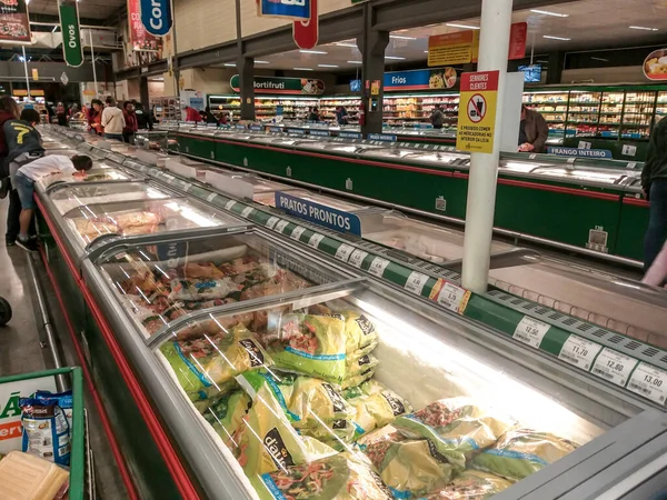 브라질 상파울루의 마릴리아 사람들은 2019 슈퍼마켓의 냉장고에서 제품을 — 스톡 사진