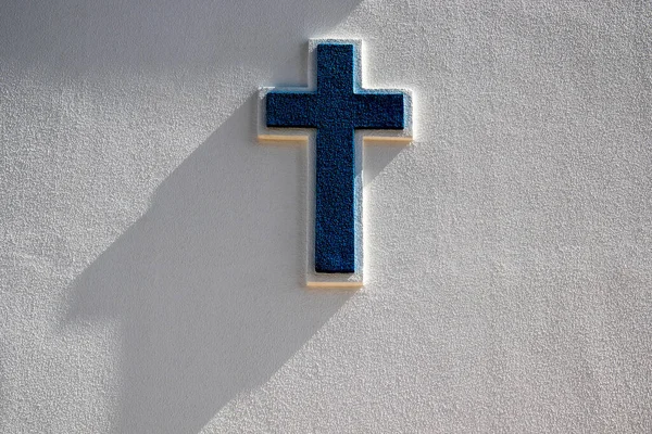Reliëf Blauw Geschilderd Kruis Een Witte Muur — Stockfoto