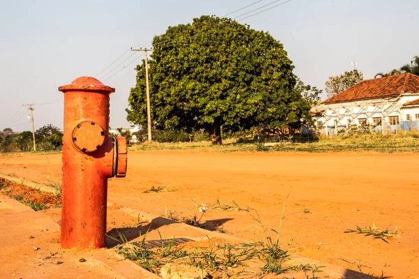 Maririla Nın Kırsal Kesimindeki Bir Yolda Kırmızı Yangın Musluğu — Stok fotoğraf
