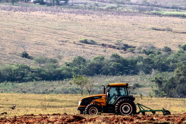 2019年5月31日 巴西圣保罗Alvinlandia 在圣保罗州马里利亚的农村地区 农民们用拖拉机犁地种植木薯 — 图库照片