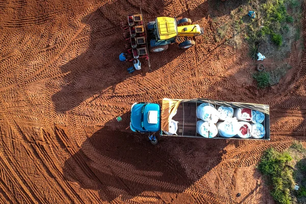 Vista Aérea Trabalhador Transportar Uma Máquina Agrícola Com Fertilizante Sementes — Fotografia de Stock