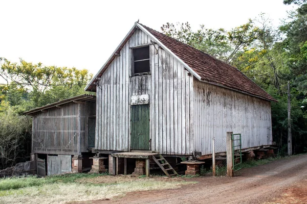 ブラジルの農場にある木製のアンティーク納屋 — ストック写真