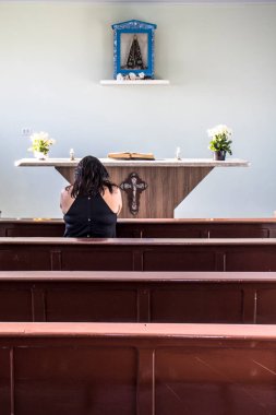 Garca, Sao Paulo, Brezilya, 19 Kasım 2019. Kırsal kesimdeki bir kilisede dua eden bir kadın. 