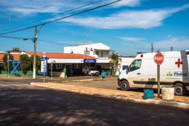 Platin, Sao Paulo, Brezilya, 18 Kasım 2019. Sao Paulo Eyaleti 'nin orta batı bölgesindeki Platina şehrindeki belediye hastanesinin önüne park edilmiş ambulans.