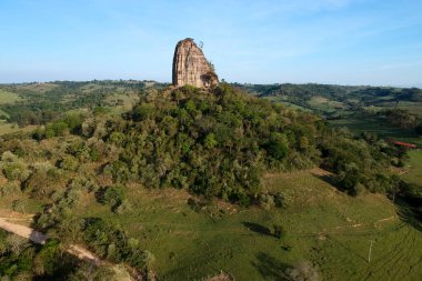 Brezilya 'nın Sao Paulo eyaletindeki Torre de Pedra belediyesinde Stone Tower olarak bilinen kum taşından oluşan kaya oluşumu