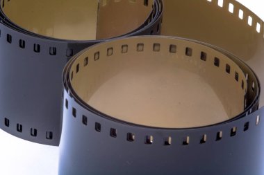 Beyaz arka planda seçici odaklı, geliştirilmemiş film şeridi