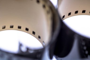 Beyaz arka planda seçici odaklı, geliştirilmemiş film şeridi