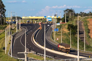 Marilia, Sao Paulo, Brezilya, Mart 09, 2020. Araçlar Sao Paulo eyaleti Marilia belediyesinde, SP-333, Dona Leonor Mendes de Barros otoyolu üzerindeki gişelerden geçiyor.