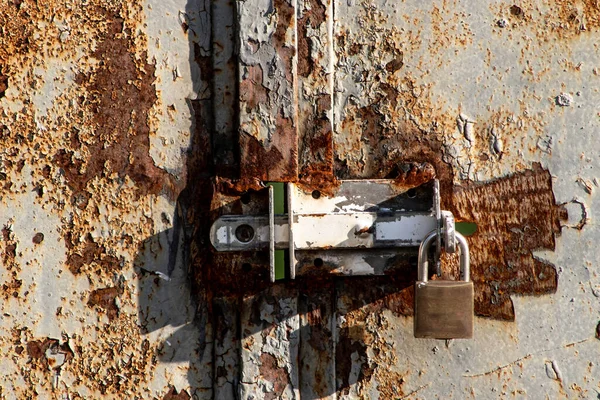 Vorhängeschloss Schließt Ein Rostiges Eisentor — Stockfoto