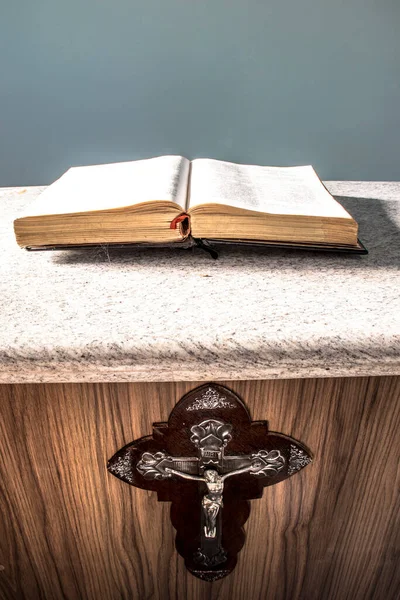 巴西小礼拜堂祭坛上的圣经 — 图库照片