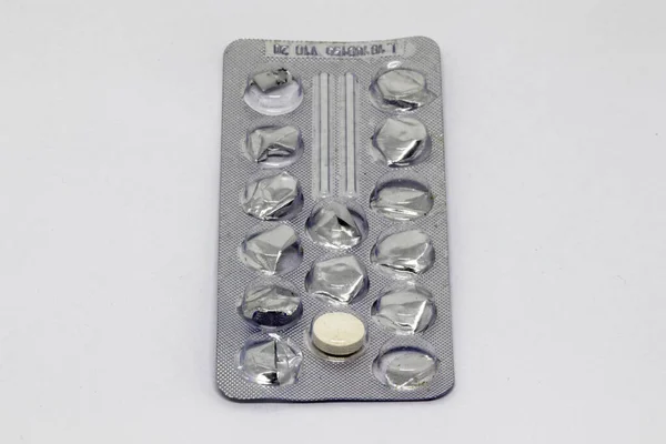Fehér Alapon Izolált Műanyag Alumínium Buborékcsomagolásban Lévő Tabletták — Stock Fotó