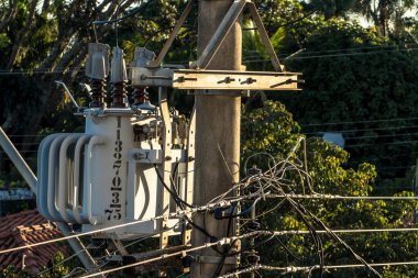 Marilia, Sao Paulo, Brezilya, Mart 07, 2020. Sao Paulo Eyaleti 'nin orta batı bölgesindeki Marilia' da halka açık bir elektrik direğinde güç transformatörü.