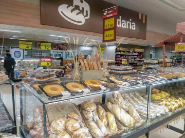 Sao Paulo, Brezilya, 16 Mayıs 2020. Sao Paulo 'daki bir süpermarketin fırınında farklı ekmek türleri olan tezgah.