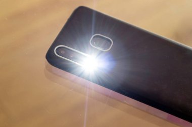 Bir cep telefonu kamerasını ışık kırbacıyla kapat