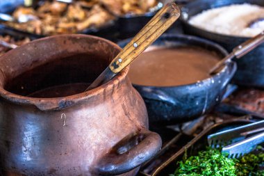 Fayjoada, Brezilya 'da bir restoranda kil kaplarda servis edilir.