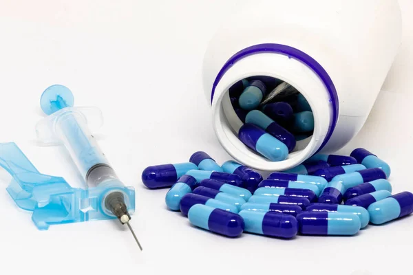 Beyaz Arka Planda Şırınga Ilaç Kapsülleri — Stok fotoğraf